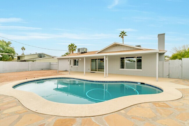Building Photo - Prime ASU-Area Property: 6-Bedroom Pool Home with 2-Car Garage