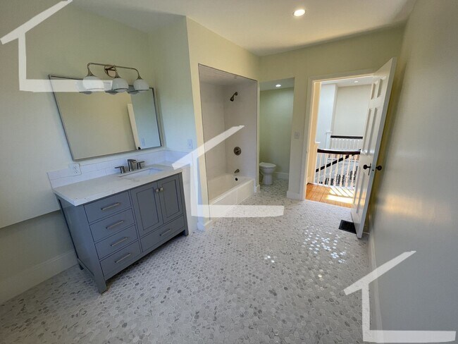 Foto del edificio - LUXURY TOWNHOUSE IN BROOKLINE PARKING INCL...