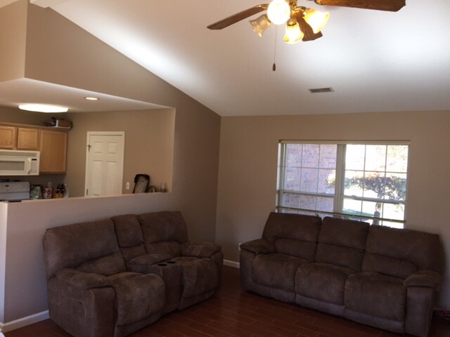 Building Photo - 3945 Scenic Dr