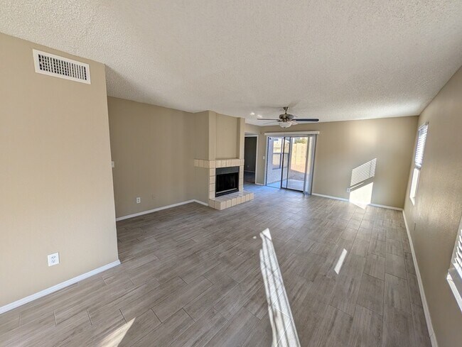 Foto del edificio - Remodeled Glendale Home With Garage