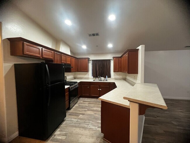 Foto del edificio - 2323 N RINADLI  3 BEDROOM 2 BATHROOM - SOLAR PANELS - VISALIA - Coming soon.