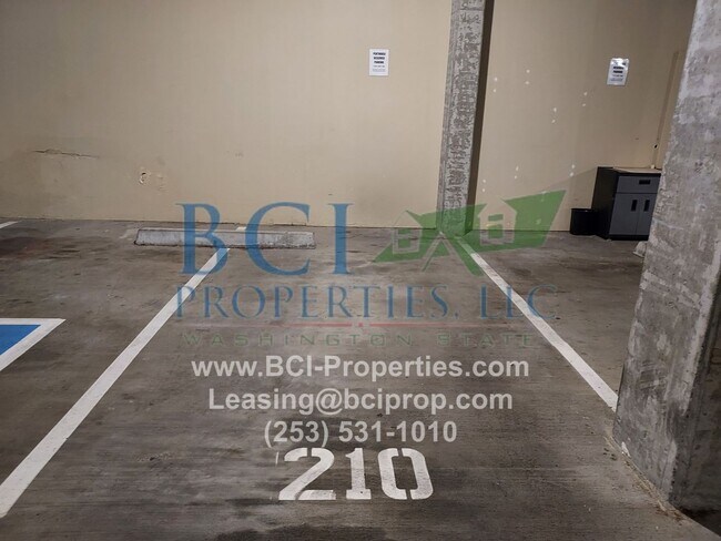 Building Photo - 2 Bedroom, 2 bath Penthouse Available Now!...