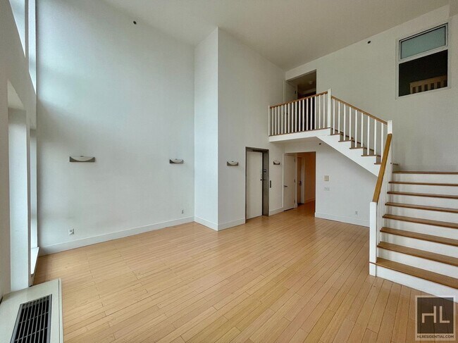 Foto del edificio - Stunning large 2 bed 2 bath with 3 private...