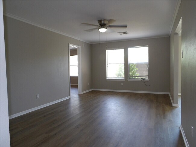 Foto del edificio - 5914 Red River Dr