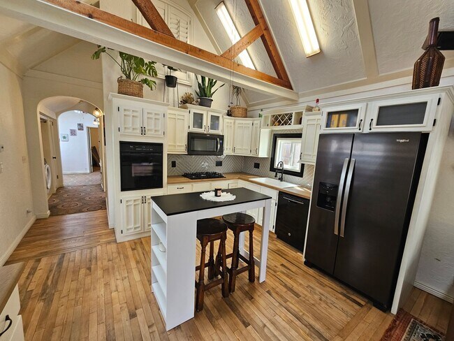 Foto del edificio - 2 Bed 1 Bath Cottage On The West Side!!!