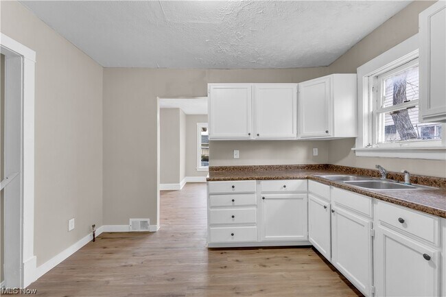 Building Photo - 13404 Chapelside Ave