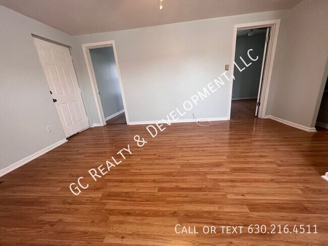 Building Photo - ** PRIVATE APARTMENT / ONE LEVEL LIVING / ...
