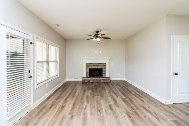 Foto del edificio - 235 Summer Gate Ln