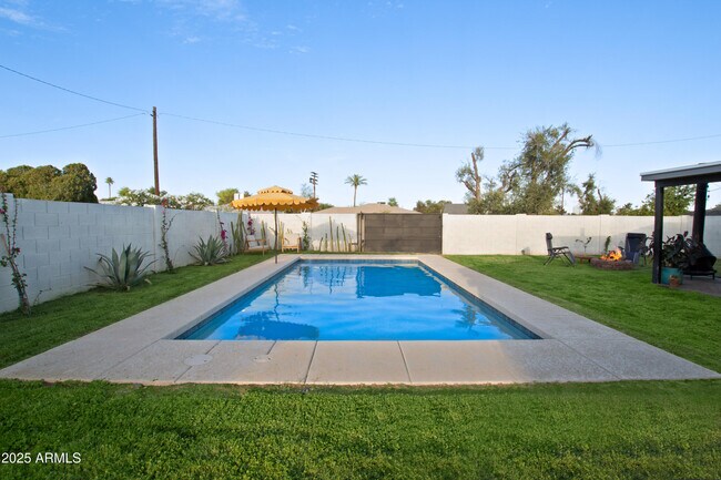 Foto del edificio - 1702 W Glenrosa Ave