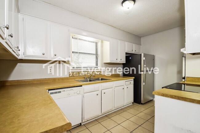 Foto del edificio - 6677 Silhouette Ave