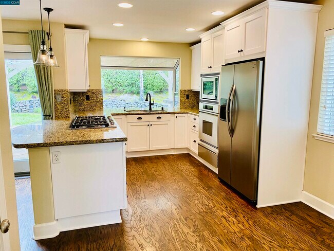 Building Photo - 317 Mountain Ridge Dr