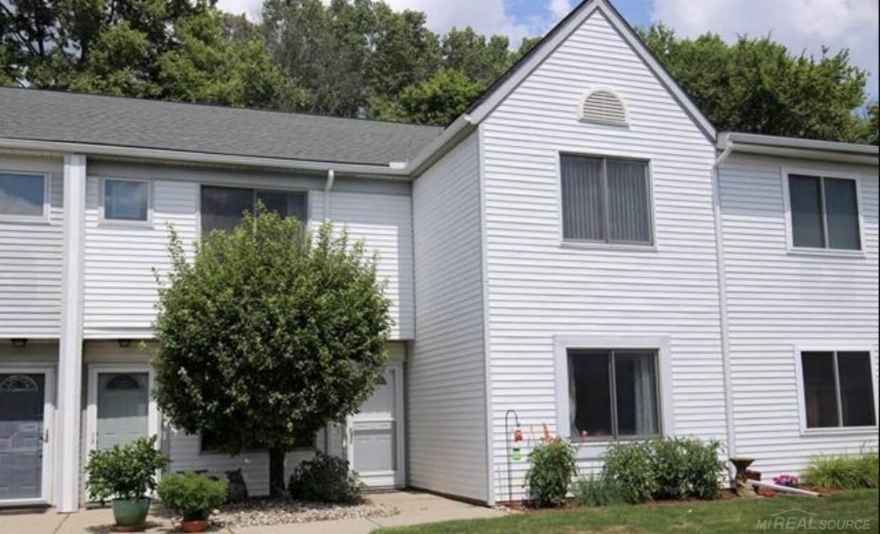 48 Rosebud Ln, Mount Clemens, MI 48043 Condo for Rent in Mount