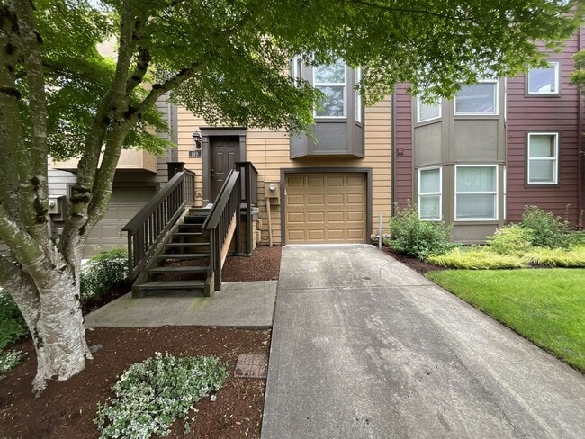 Foto del edificio - Spacious Three-Story Townhome Near Orenco Station with Attached Garage, Private Balcony, and Vaul...