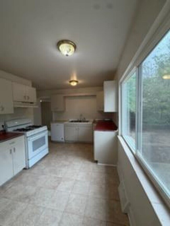 Foto del edificio - Spacious 5 Bedroom Home Near UNC with Large Yard & Off-Street Parking