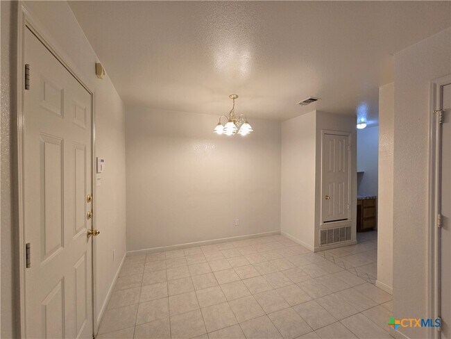 Foto del edificio - 1411 Nicholas Cir