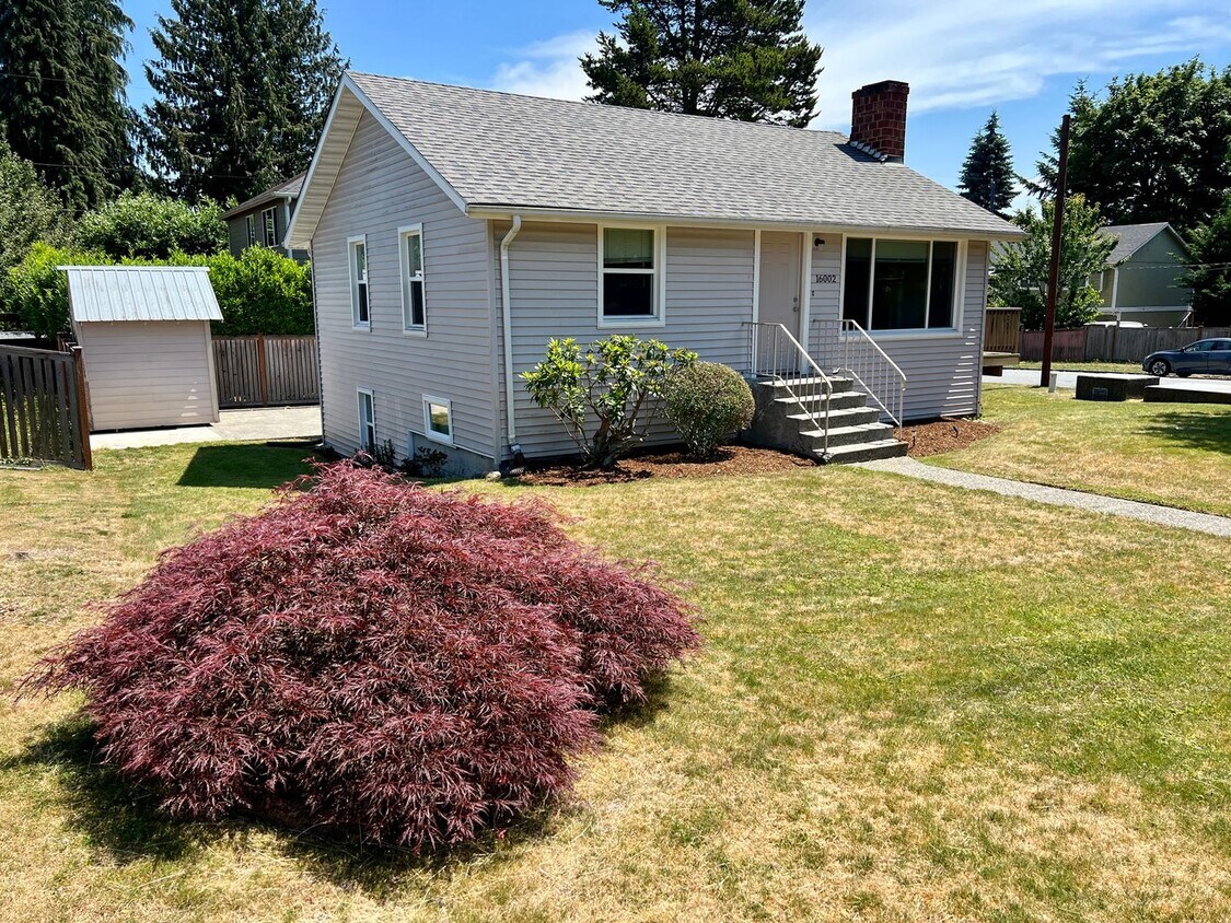Primary Photo - Charming 2 Bedroom Home with Expansive Yar...