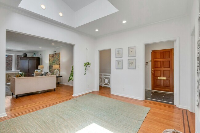 Foto del edificio - 136 Fox Meadow Rd