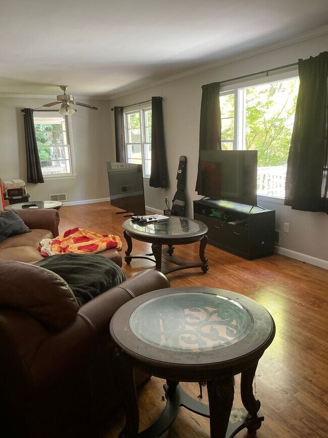 Foto del edificio - 3 bedroom 2 bathroom house conveniently lo...