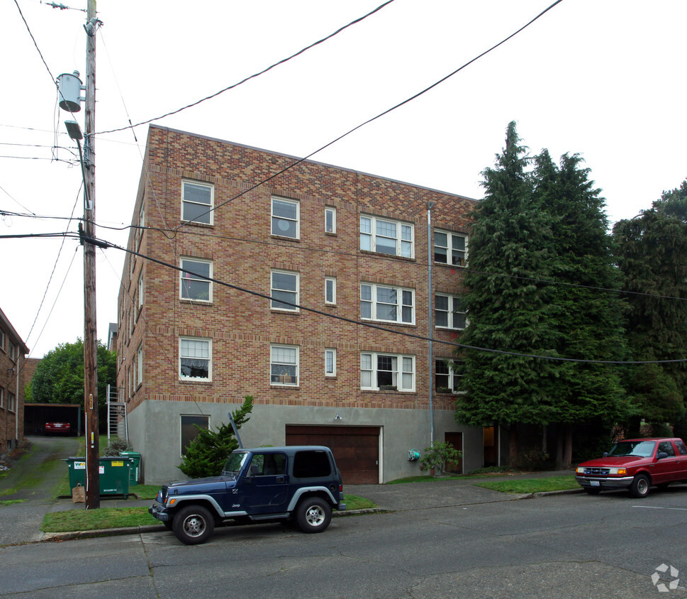 Building Photo - Camelot Apartments