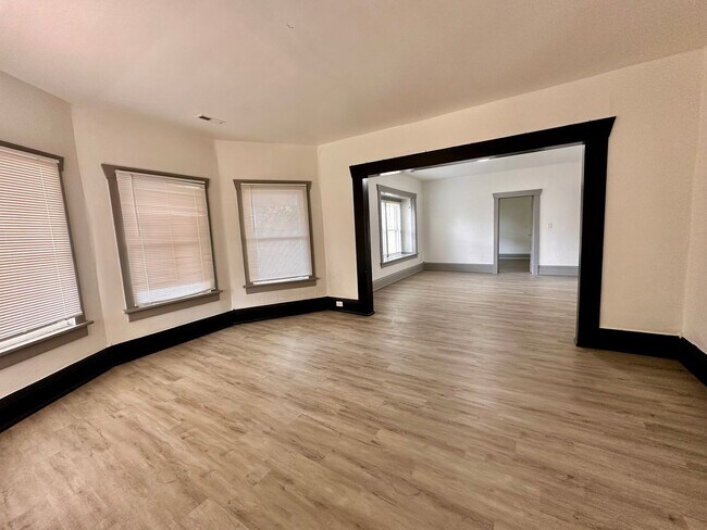 Foto del edificio - 2907 E Jackson Ave