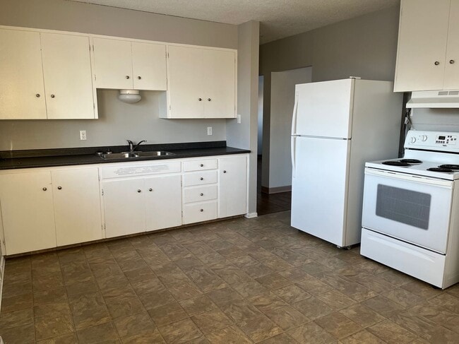 Building Photo - 2 Bed 1 Bath Unit in Red Deer, AB