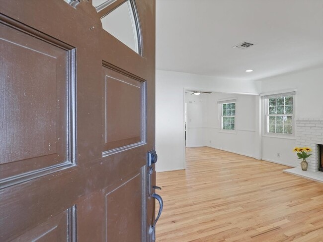 Building Photo - 15460 Sylvan St