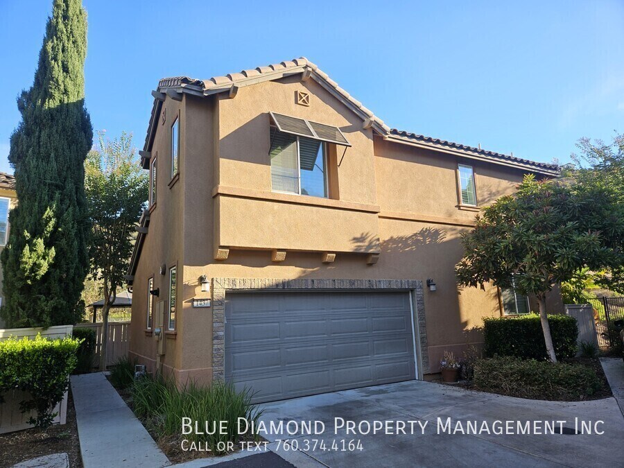 Foto principal - Spacious 3 BR, 2.5 BA in gated community o...