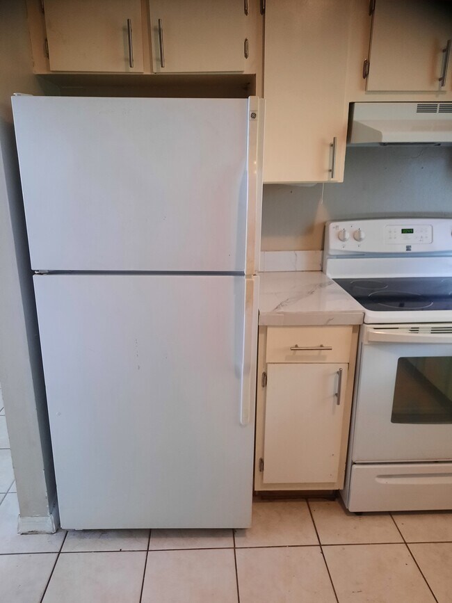 Kitchen - Refrig and Stove - 107 Neil Ct