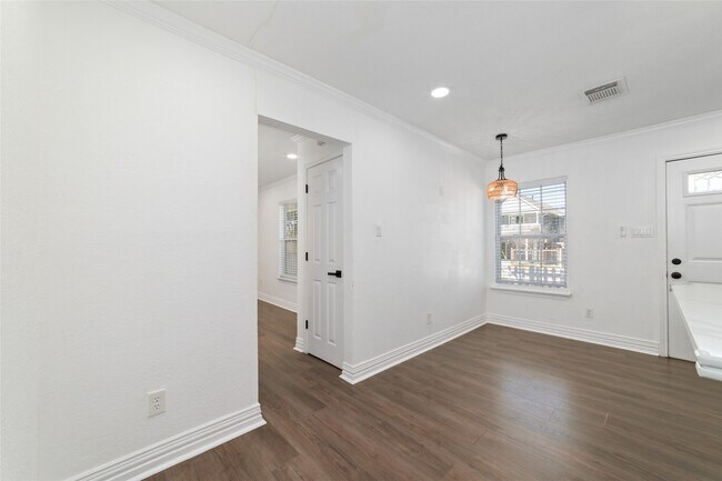 Building Photo - 802 E 33rd St