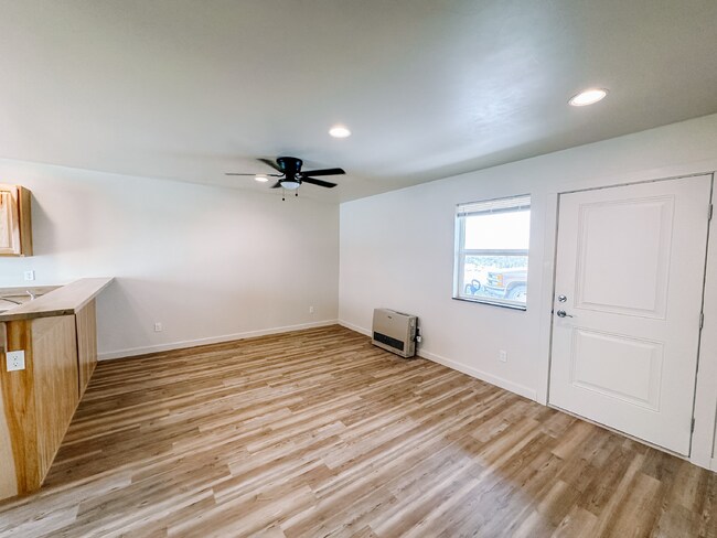 Building Photo - Newer Duplex for Rent Between Twin Bridges and Sheridan!