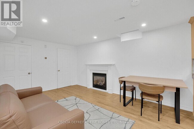 Photo du bâtiment - 40 Venetian Crescent