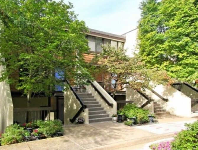 Primary Photo - 2108 S Quincy St