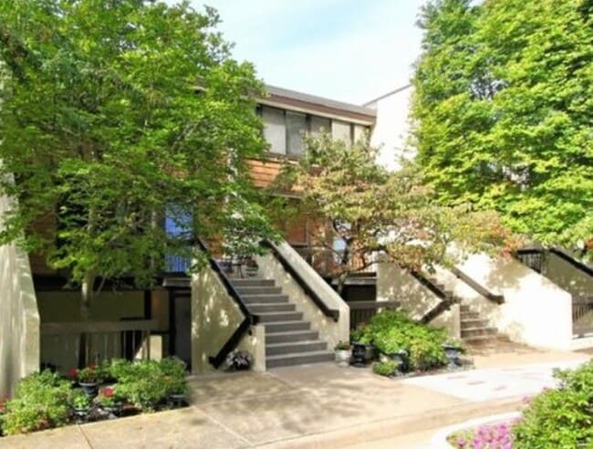 Building Photo - 2108 S Quincy St