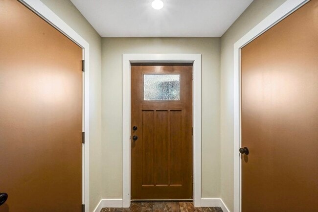 Building Photo - 702 E Elm St