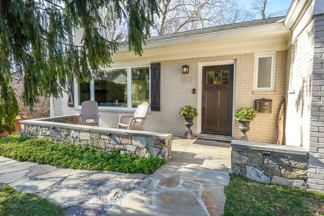 Foto del edificio - 5128 Linnean Terrace NW