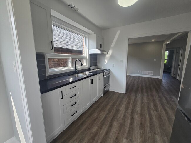 Photo du bâtiment - 253 Oakwood Av