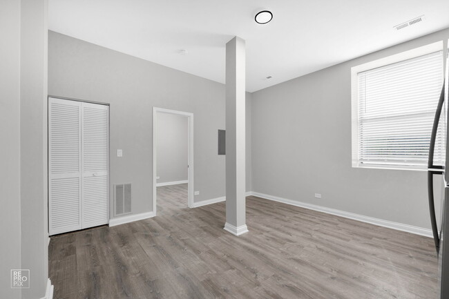Building Photo - 801-05 E Drexel Square