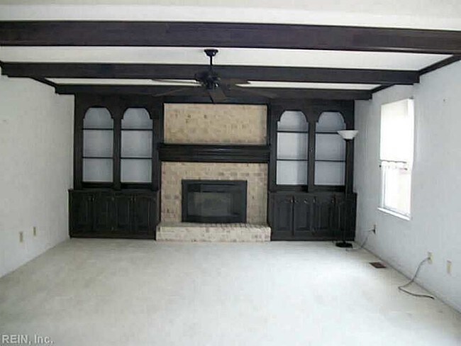 Building Photo - 1121 Fallbrook Bend