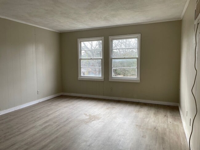 Building Photo - 1360