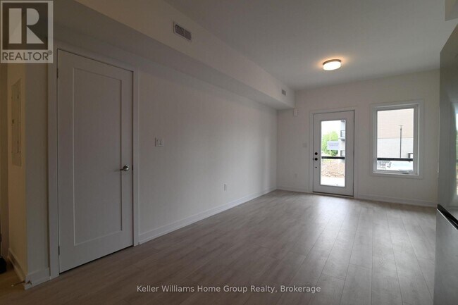 Photo du bâtiment - 42 Lowes Rd W