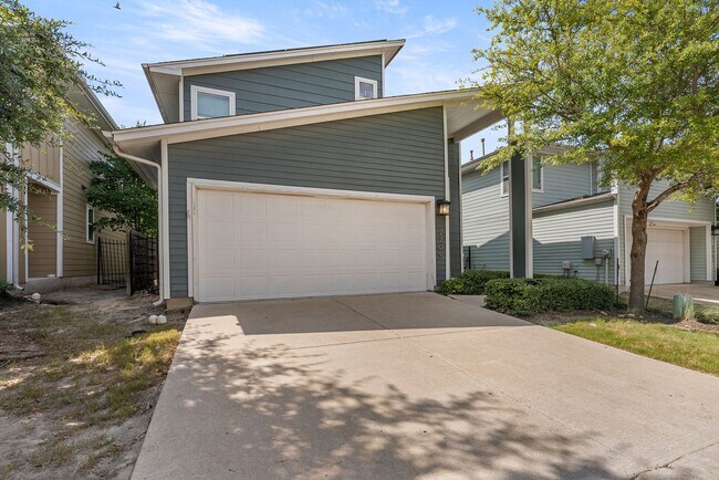 Building Photo - Modern Comfort and Downtown Convenience Me...