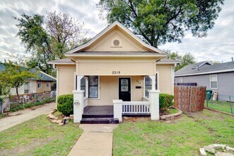 Building Photo - 2219 Refugio Ave