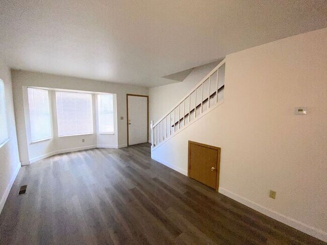Foto del edificio - Reno Townhouse - Washer & Dryer in Unit/Ga...