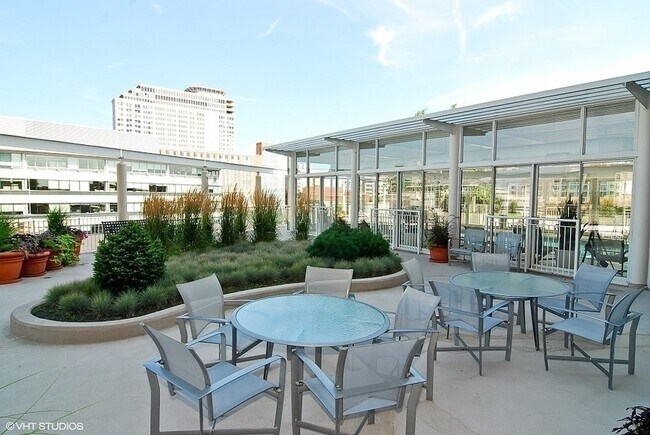 Foto del edificio - 1640 Maple Ave