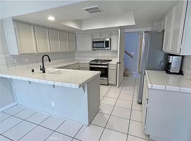 Foto del edificio - 10022 Reseda Blvd