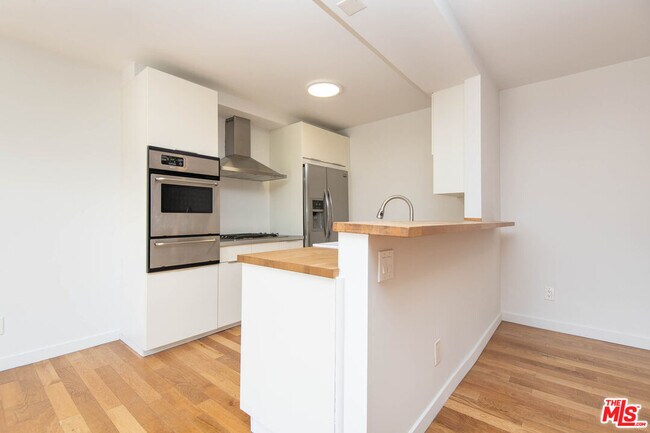 Foto del edificio - 8233 Blackburn Ave