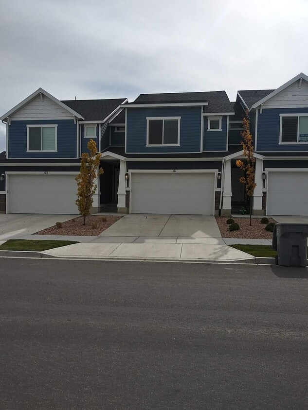 Primary Photo - STUNNING 3 bed 2.5 bath Pet Friendly town ...