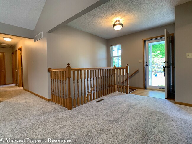 Building Photo - 1216 SW Southgate Dr