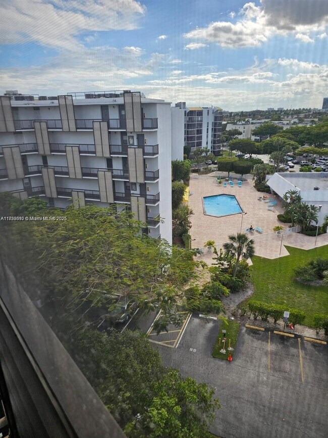 Foto del edificio - 20500 W Country Club Dr
