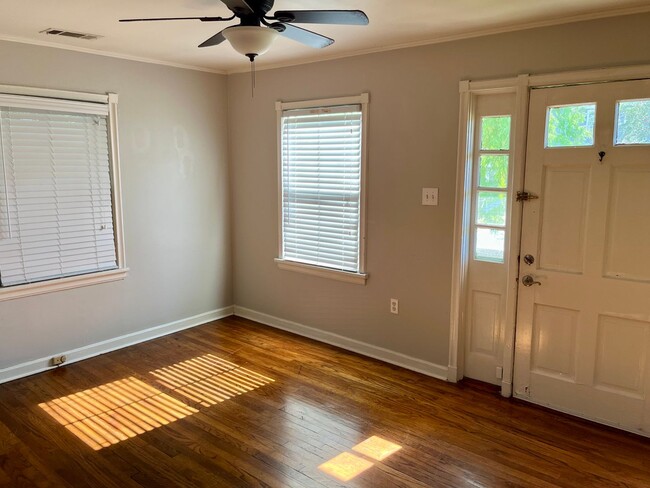 Building Photo - Great location in Garden District seconds ...